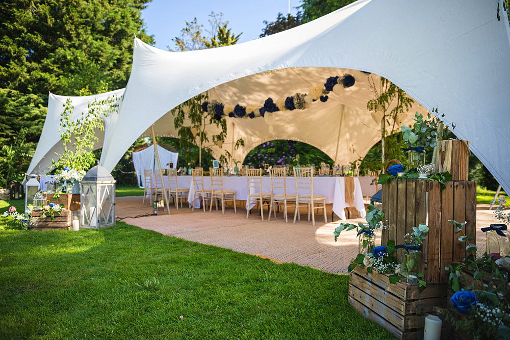 Contemporary capri marquee with curved lines